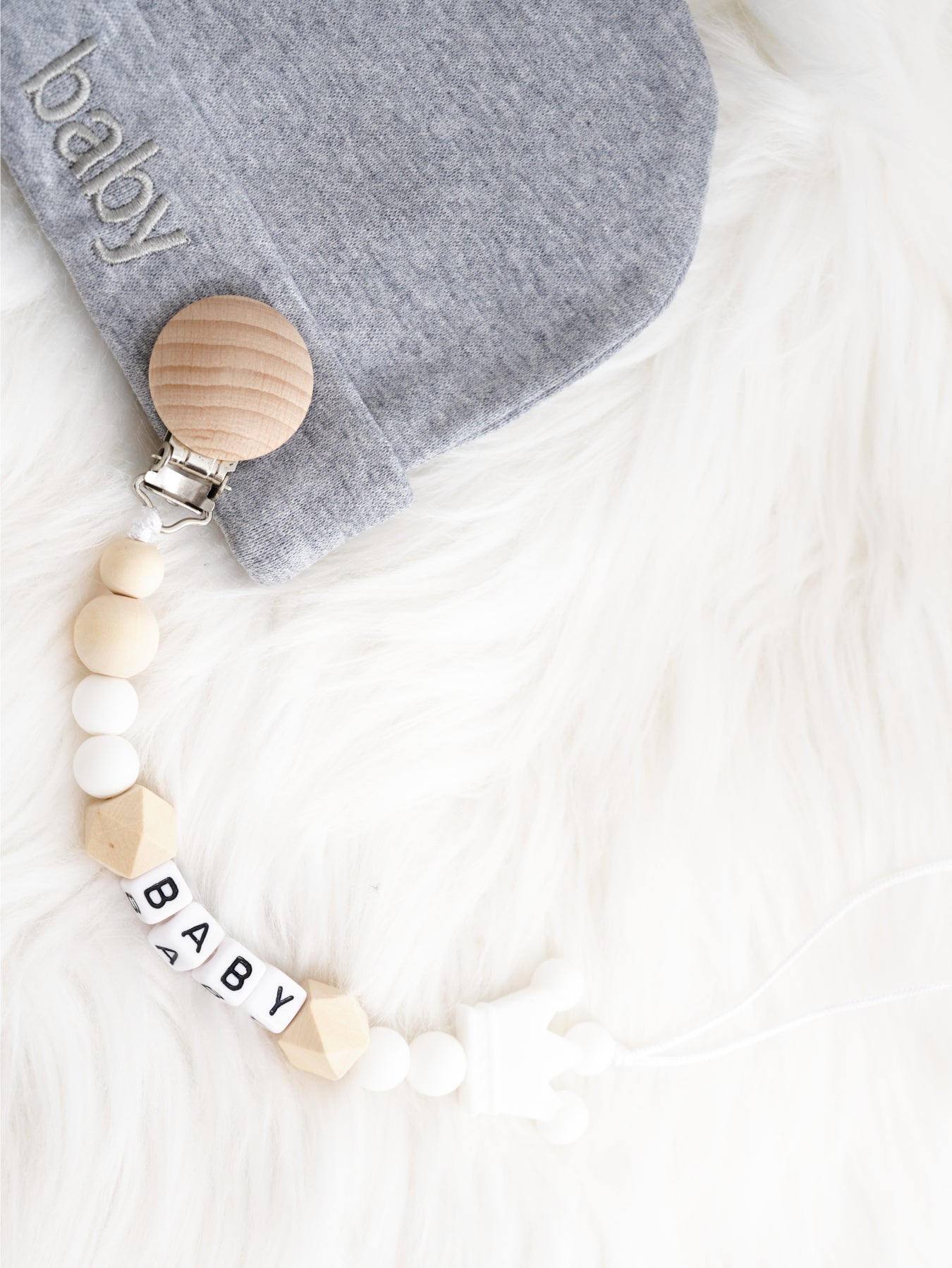 Adjustable pacifier clips
